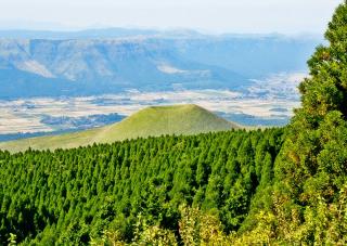 Paysages volcaniques spectaculaires dans les environs de Kumamoto