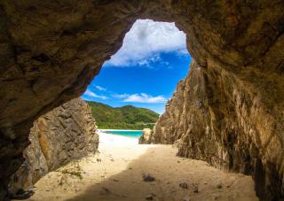 Tunnel rocheux d'accès à la plage d'Aharen