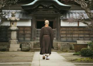 Un moine dans la cour d’un monastère à Kamakura