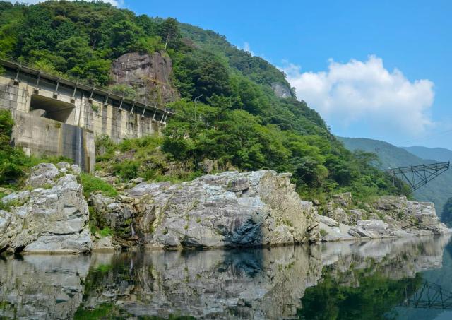 Vues de la gorge d'Oboke depuis un bateau touristique