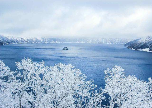 Le lac Mashu couvert de givre