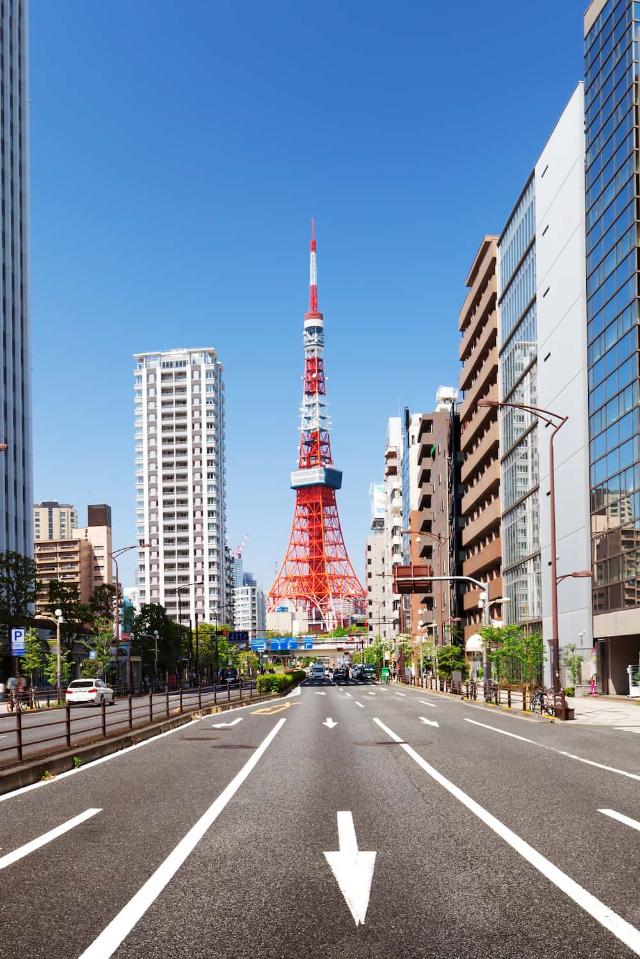 Route de la Tour de Tokyo à Shiba Koen, Minato, Tokyo, Japon