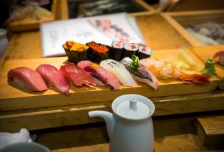 Sushi frais au marché Tsukiji de Tokyo