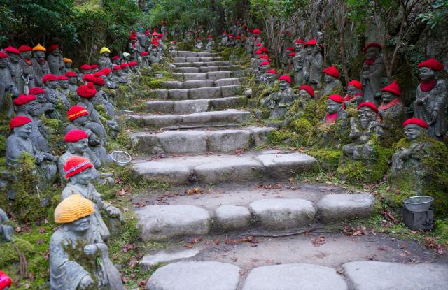 Escaliers dans un jardin avec de nombreuses statues de Bouddha situé à côté du temple Daishoin