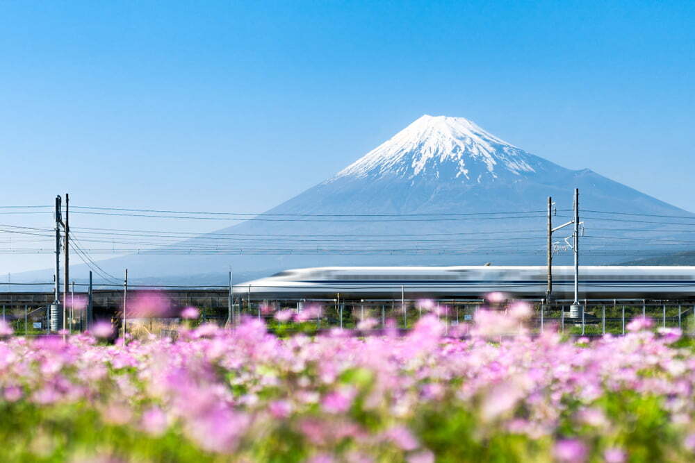 Train Shinkansen passant devant le Mont Fuji
