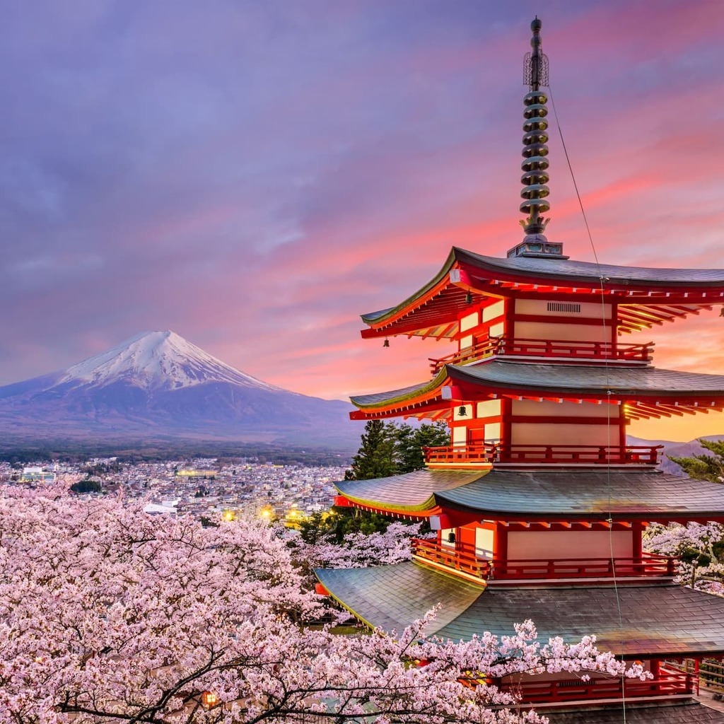 Temple de Kiyomizu-dera à Kyoto avec vue sur le mont Fuji au coucher du soleil