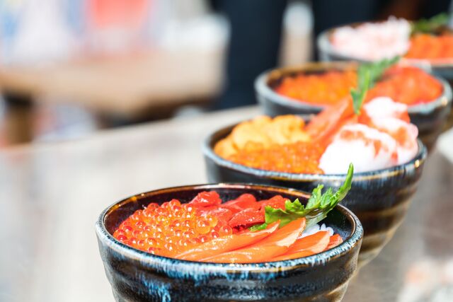 Bols de fruits de mer frais au marché Nijo de Sapporo