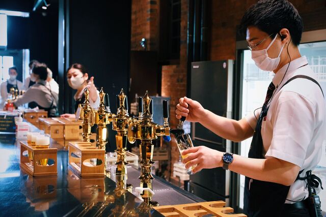 Serveurs du musée de la bière de Sapporo